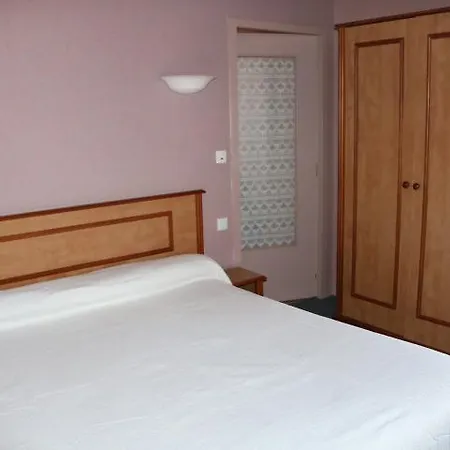 Hotel Logis Le Port Saint Aubin