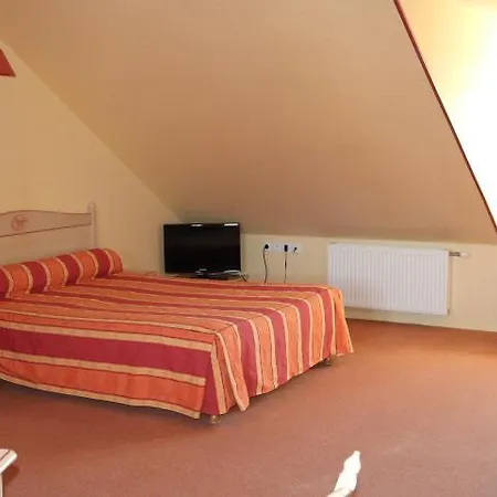 Logis Le Port Saint Aubin Hotel 2*