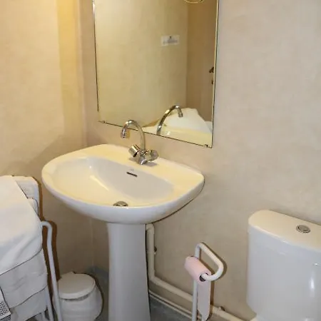Hotel Logis Le Port Saint Aubin 2*